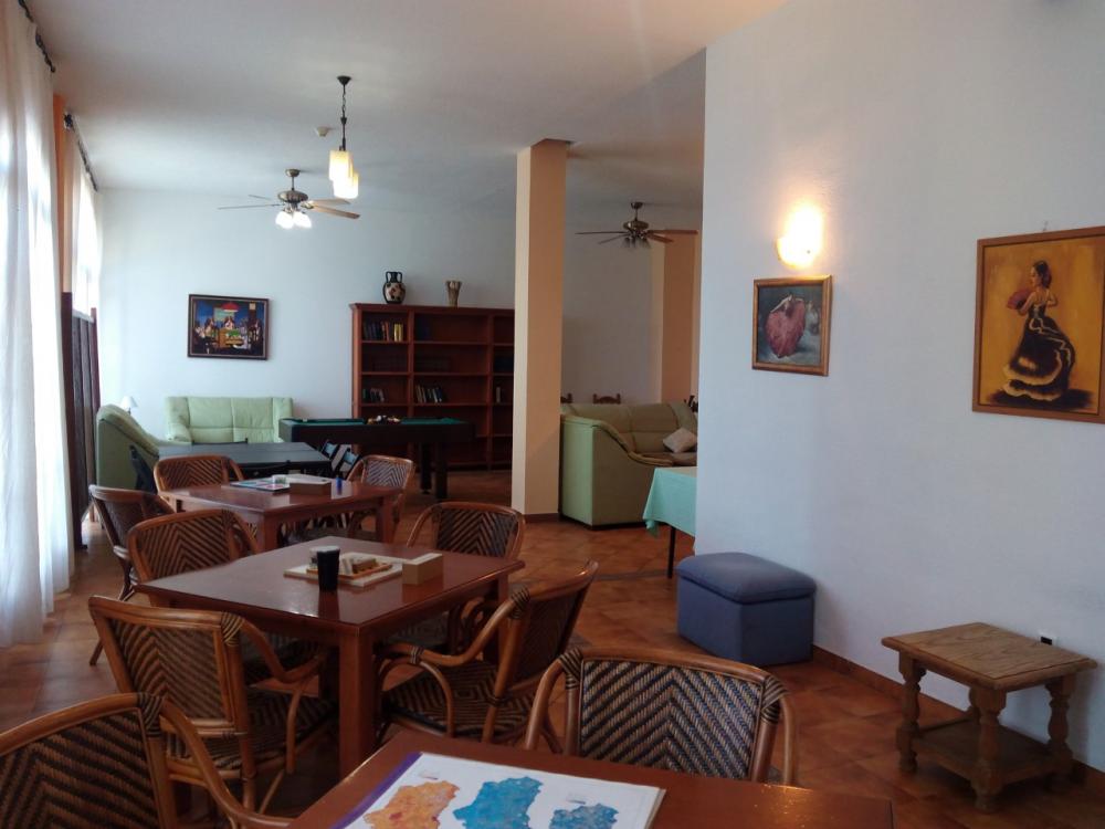 Mukava ja tilava salonki Nizzan ja spacios-salonki, jossa on terassi