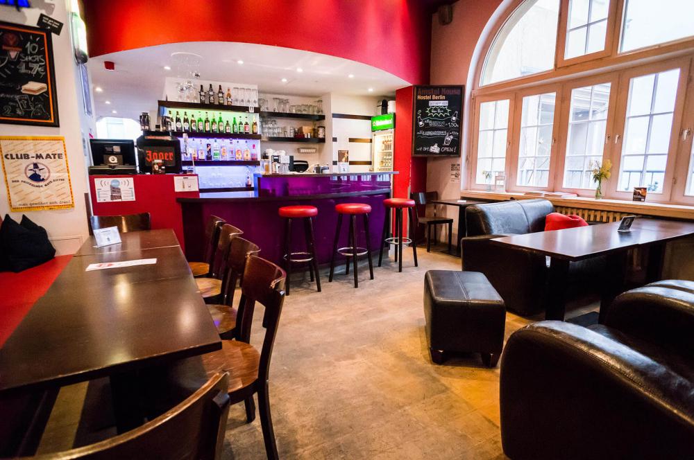 Bar hostelu Amstel House Hostel Berlin Naše bar v hostelu Amstel House Hostel Berlin je otevřený 24/7