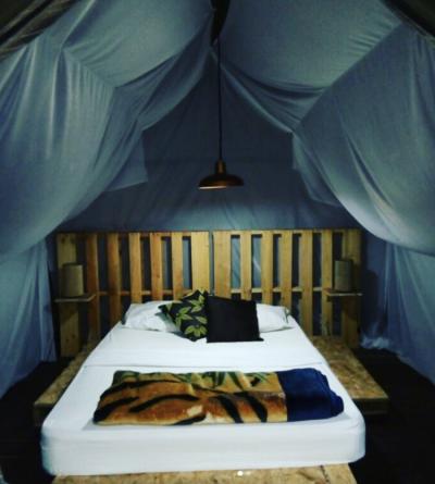 Vista de dentro da barraca de Glamping Image