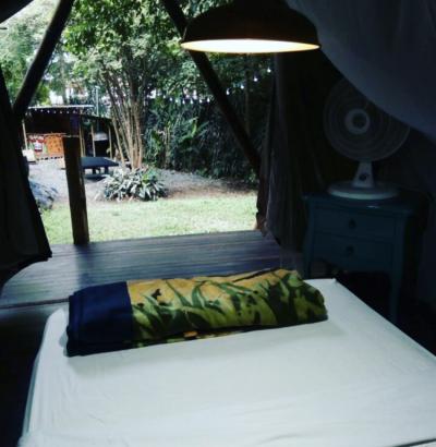 Vista externa na barraca de glamping Image